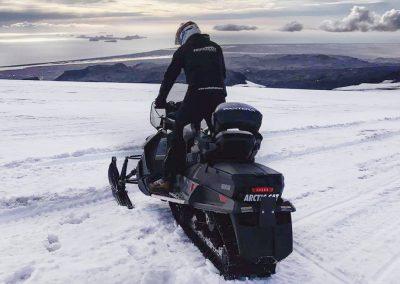 Snescooter på Eyjafjallajökull-gletsjeren i Island på kør-selv ferie og bilferie med ISLANDSREJSER