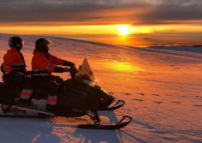 Snescooter på Eyjafjallajökull-gletsjeren i Island på kør-selv ferie og bilferie med ISLANDSREJSER