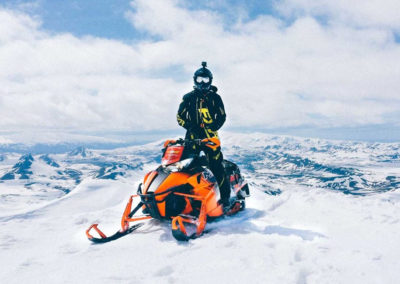 Snescooter på Eyjafjallajökull-gletsjeren i Island på kør-selv ferie og bilferie med ISLANDSREJSER