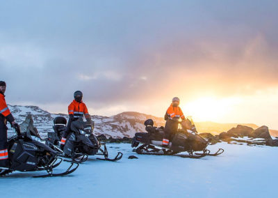Snescooter på Eyjafjallajökull-gletsjeren i Island på kør-selv ferie og bilferie med ISLANDSREJSER