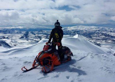 Snescooter på Eyjafjallajökull-gletsjeren i Island på kør-selv ferie og bilferie med ISLANDSREJSER