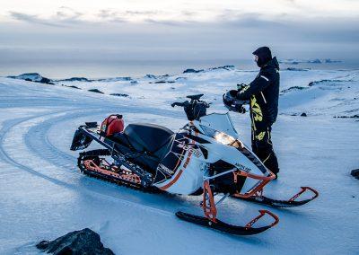 Snescooter på Eyjafjallajökull-gletsjeren i Island på kør-selv ferie og bilferie med ISLANDSREJSER