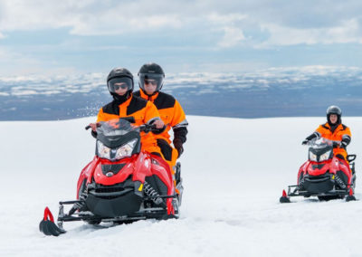 Snescooter på Eyjafjallajökull-gletsjeren i Island på kør-selv ferie og bilferie med ISLANDSREJSER