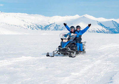 Snescooter på Eyjafjallajökull-gletsjeren i Island på kør-selv ferie og bilferie med ISLANDSREJSER