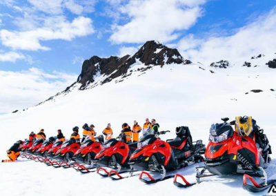 Snescooter på Eyjafjallajökull-gletsjeren i Island på kør-selv ferie og bilferie med ISLANDSREJSER