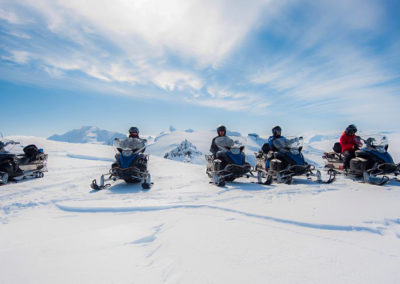 Snescooter på Eyjafjallajökull-gletsjeren i Island på kør-selv ferie og bilferie med ISLANDSREJSER