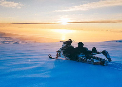 Snescooter på Eyjafjallajökull-gletsjeren i Island på kør-selv ferie og bilferie med ISLANDSREJSER