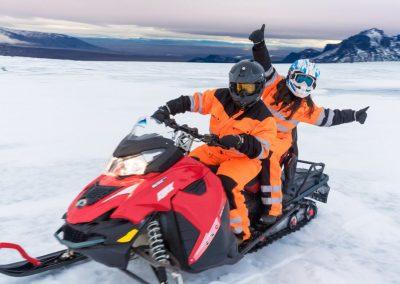 Snescooter på Langjökull-gletsjeren i Island på kør-selv ferie og bilferie med ISLANDSREJSER