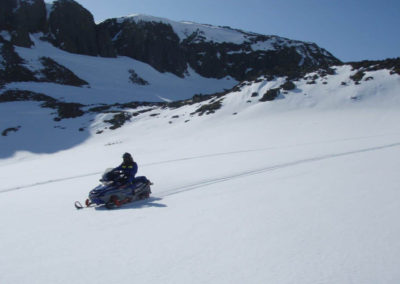 Snescooter på Langjökull-gletsjeren i Island på kør-selv ferie og bilferie med ISLANDSREJSER