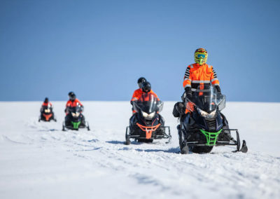 Snescooter på Langjökull-gletsjeren i Island på kør-selv ferie og bilferie med ISLANDSREJSER