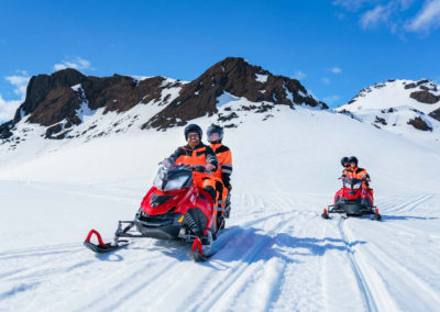 Snescooter på Langjökull-gletsjeren i Island på kør-selv ferie og bilferie med ISLANDSREJSER