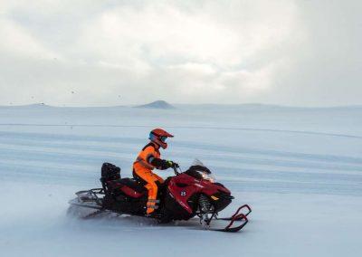 Snescooter på Langjökull-gletsjeren i Island på kør-selv ferie og bilferie med ISLANDSREJSER