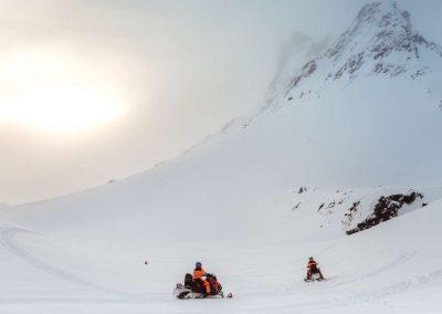 Snescooter på Langjökull-gletsjeren i Island på kør-selv ferie og bilferie med ISLANDSREJSER