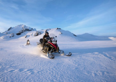 Snescooter på Langjökull-gletsjeren i Island på kør-selv ferie og bilferie med ISLANDSREJSER