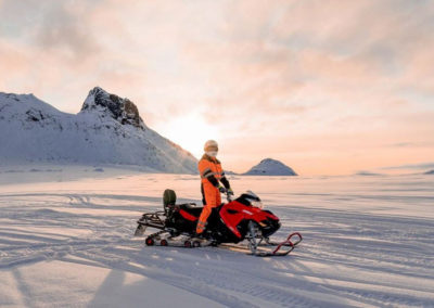 Snescooter på Langjökull-gletsjeren i Island på kør-selv ferie og bilferie med ISLANDSREJSER