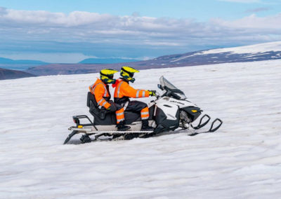 Snescooter på Langjökull-gletsjeren i Island på kør-selv ferie og bilferie med ISLANDSREJSER