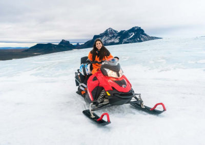 Snescooter på Langjökull-gletsjeren i Island på kør-selv ferie og bilferie med ISLANDSREJSER