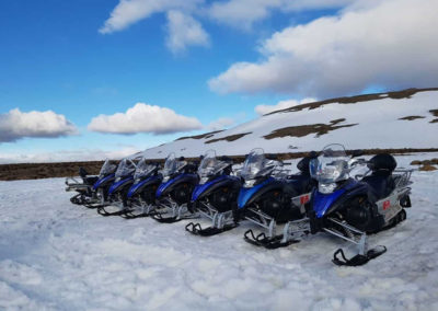 Snescooter på Langjökull-gletsjeren i Island på kør-selv ferie og bilferie med ISLANDSREJSER