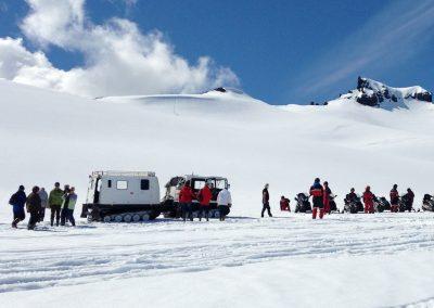 Snescooter på Vatnajökull-gletsjeren i Island på kør-selv ferie og bilferie med ISLANDSREJSER