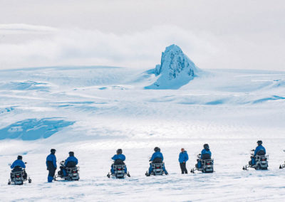 Snescooter på Vatnajökull-gletsjeren i Island på kør-selv ferie og bilferie med ISLANDSREJSER