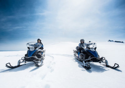 Snescooter på Vatnajökull-gletsjeren i Island på kør-selv ferie og bilferie med ISLANDSREJSER