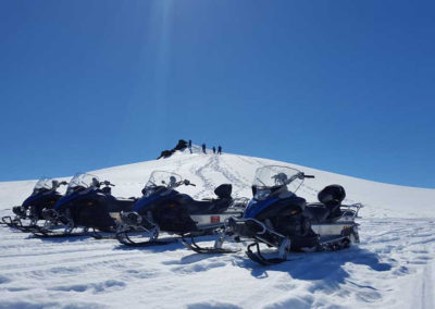 Snescooter på Vatnajökull-gletsjeren i Island på kør-selv ferie og bilferie med ISLANDSREJSER