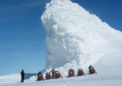 Snescooter på Vatnajökull-gletsjeren i Island på kør-selv ferie og bilferie med ISLANDSREJSER