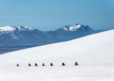 Snescooter på Vatnajökull-gletsjeren i Island på kør-selv ferie og bilferie med ISLANDSREJSER