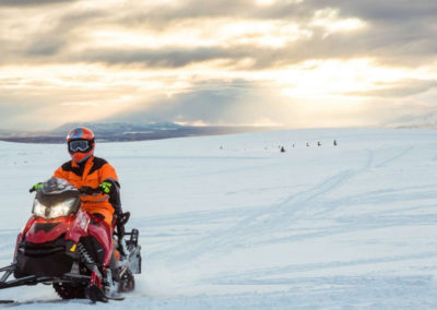 Snescooter på Vatnajökull-gletsjeren i Island på kør-selv ferie og bilferie med ISLANDSREJSER