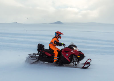 Snescooter på Vatnajökull-gletsjeren i Island på kør-selv ferie og bilferie med ISLANDSREJSER