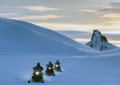 Snescooter på Vatnajökull-gletsjeren i Island på kør-selv ferie og bilferie med ISLANDSREJSER