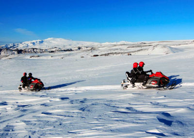 Snescooter på Vatnajökull-gletsjeren i Island på kør-selv ferie og bilferie med ISLANDSREJSER