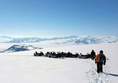 Snescooter på Vatnajökull-gletsjeren i Island på kør-selv ferie og bilferie med ISLANDSREJSER