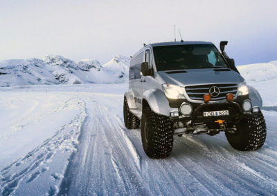 Super Jeep på Eyjafjallajökull i Island på kør-selv ferie og bilferie med ISLANDSREJSER