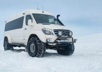 Super Jeep på Eyjafjallajökull i Island på kør-selv ferie og bilferie med ISLANDSREJSER