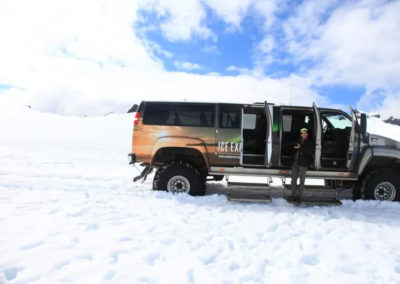 Super Jeep på Vatnajökull-gletsjeren i Island på kør-selv ferie og bilferie med ISLANDSREJSER