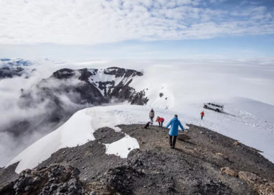 Super Jeep på Vatnajökull-gletsjeren i Island på kør-selv ferie og bilferie med ISLANDSREJSER