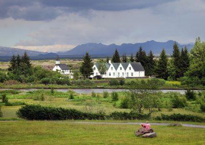 Kirken og de små huse ligger midt i Thingvellir