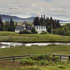 Thingvellir med de karakteristiske huse og kirke midt i området.