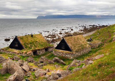Gamle tørvehuse ses flere steder i Island - disse her er ved Vestfjordene