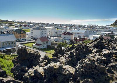 Fra lavaområdet ud over byen Heimaey på Vestmannaøerne :: foto: Lars Viberg - ISLANDSREJSER