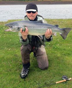 Lars Viberg fra ISLANDSREJSER med flot laks