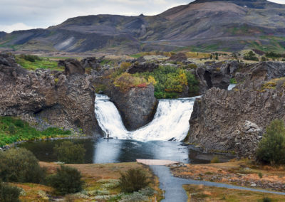 Hjalparfoss-vandfaldet på kør-selv ferie bilferie og grupperejser i Island med ISLANDSREJSER