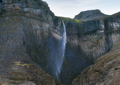 Højt vandfald ved Hunavatnshreppur mod nord på kør-selv ferie bilferie og grupperejser i Island med ISLANDSREJSER