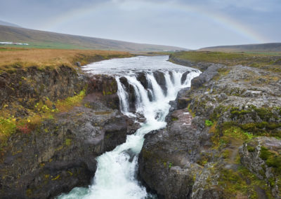Kolugljufur-vandfaldet og regnbue på kør-selv ferie bilferie og grupperejser i Island med ISLANDSREJSER