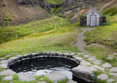 Gudrunarlaug geotermiske bad ved Vestfjordene på kør-selv ferie bilferie og grupperejser i Island med ISLANDSREJSER