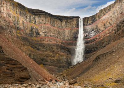 Hengifoss-vandfaldet i det østlige Island på kør-selv ferie bilferie og grupperejser i Island med ISLANDSREJSER