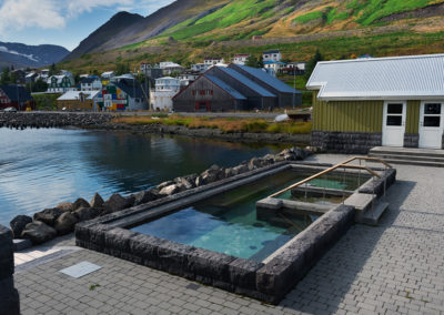 Geotermisk pool ved Hotel Siglo i Siglufjördur på kør-selv ferie bilferie og grupperejser i Island med ISLANDSREJSER