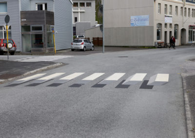Svævende fodgængerfelt i Isafjordur på kør-selv ferie bilferie og grupperejser i Island med ISLANDSREJSER