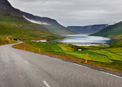 På vej til Sydureyri ved Vestfjordene på kør-selv ferie bilferie og grupperejser i Island med ISLANDSREJSER